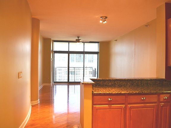 4th image of 1322 S Prairie Ave #1511