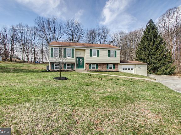 2nd image of 4823 Lynn Crest Ct