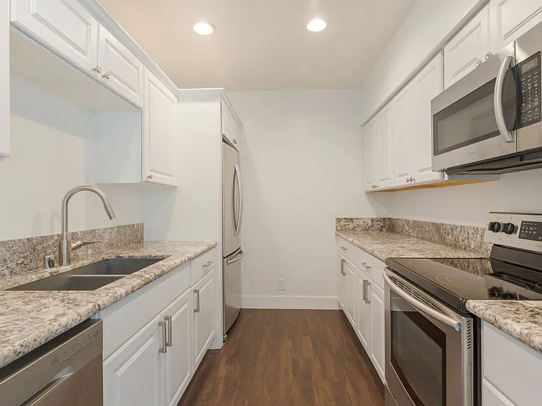 350 S Reeves Dr — Photo 19