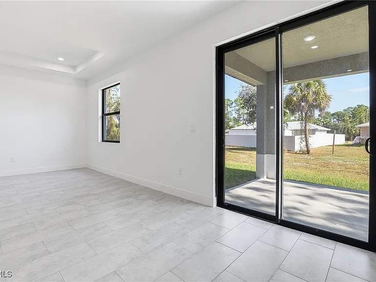 1087 Rugby Ln — Photo 6