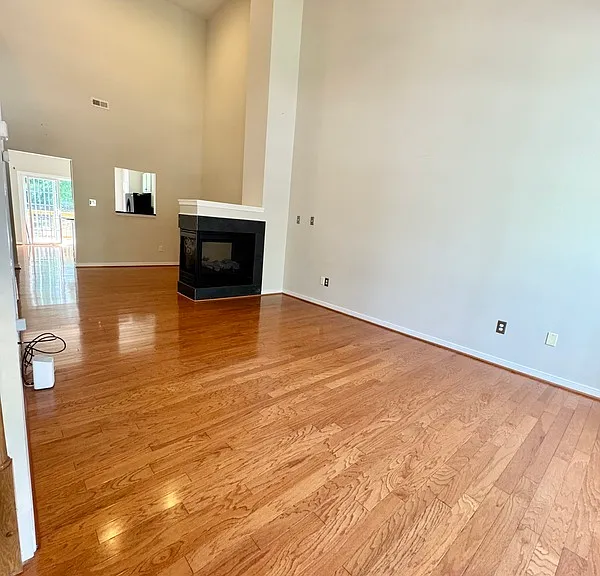 2409 Silver Lake Ter — Photo 3