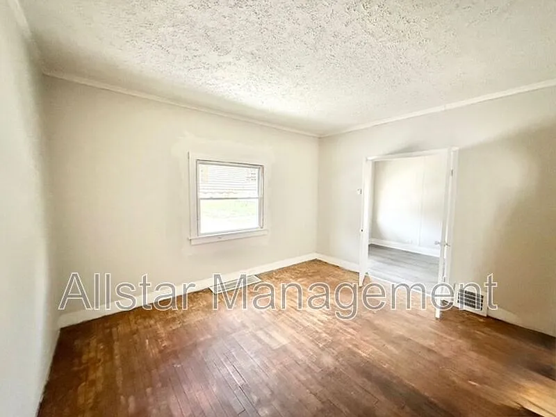 3 bed, 1.0 bath, 1300 sqft, $975 — Photo 4
