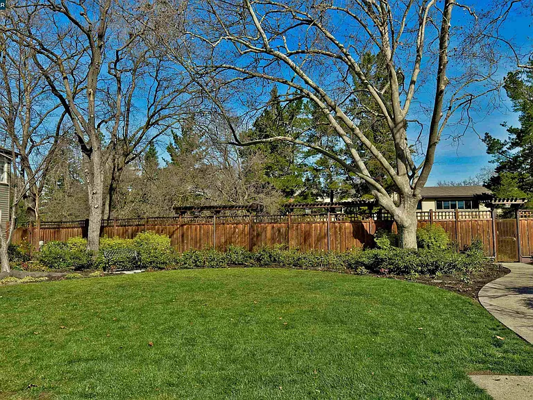 1079 River Rock Ln — Photo 28