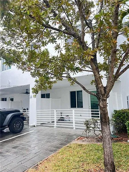10229 NW 64th Ter — Photo 1