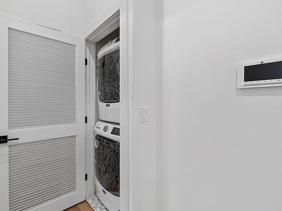 4th image of 27 Corbin Ave APT 2