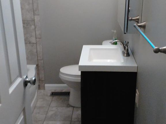 5th image of 654 E Russell Lake Dr