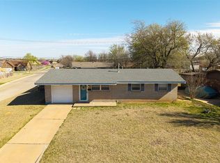 641 SW 12th St, Moore, OK 73160