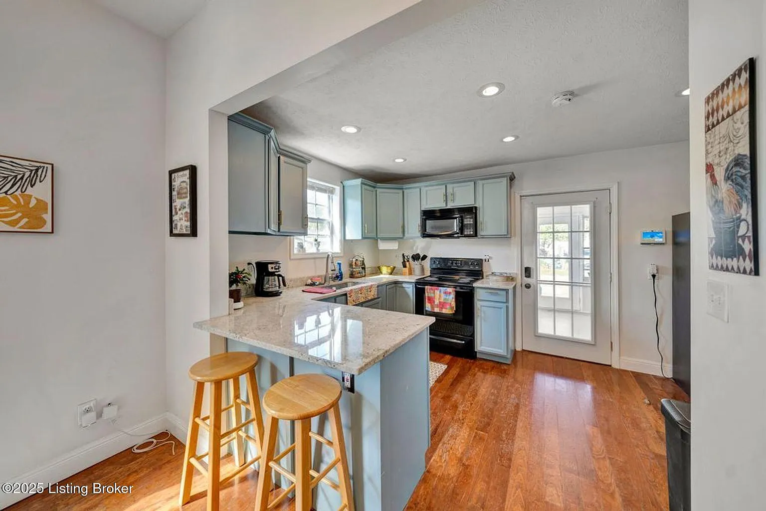 521 Lilly Ave photo 1
