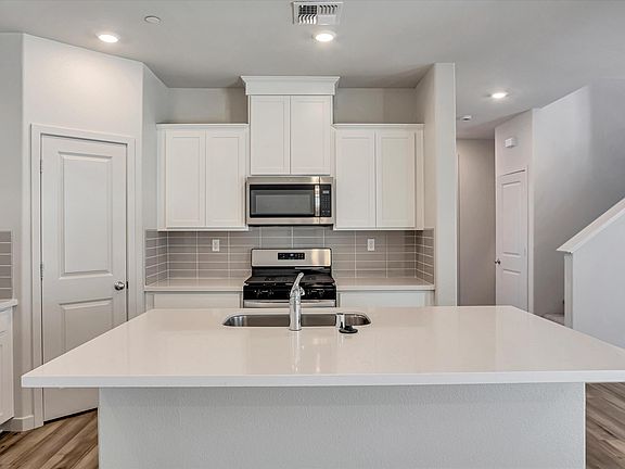 2nd image of 109 Jellyfish St