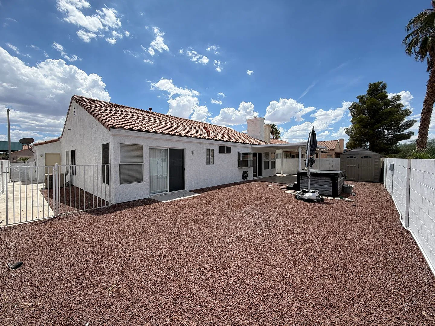 Beautiful 4 bedroom Henderson Home with Hot Tub & Spacious Backyard — Photo 4