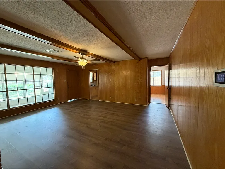 2102 Elmwood Dr — Photo 2