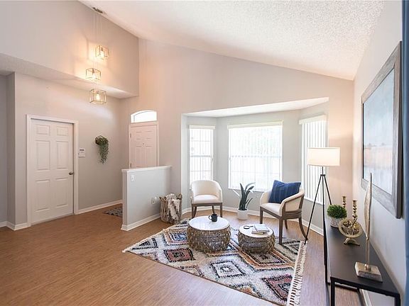 5th image of 128 Harwood Cir