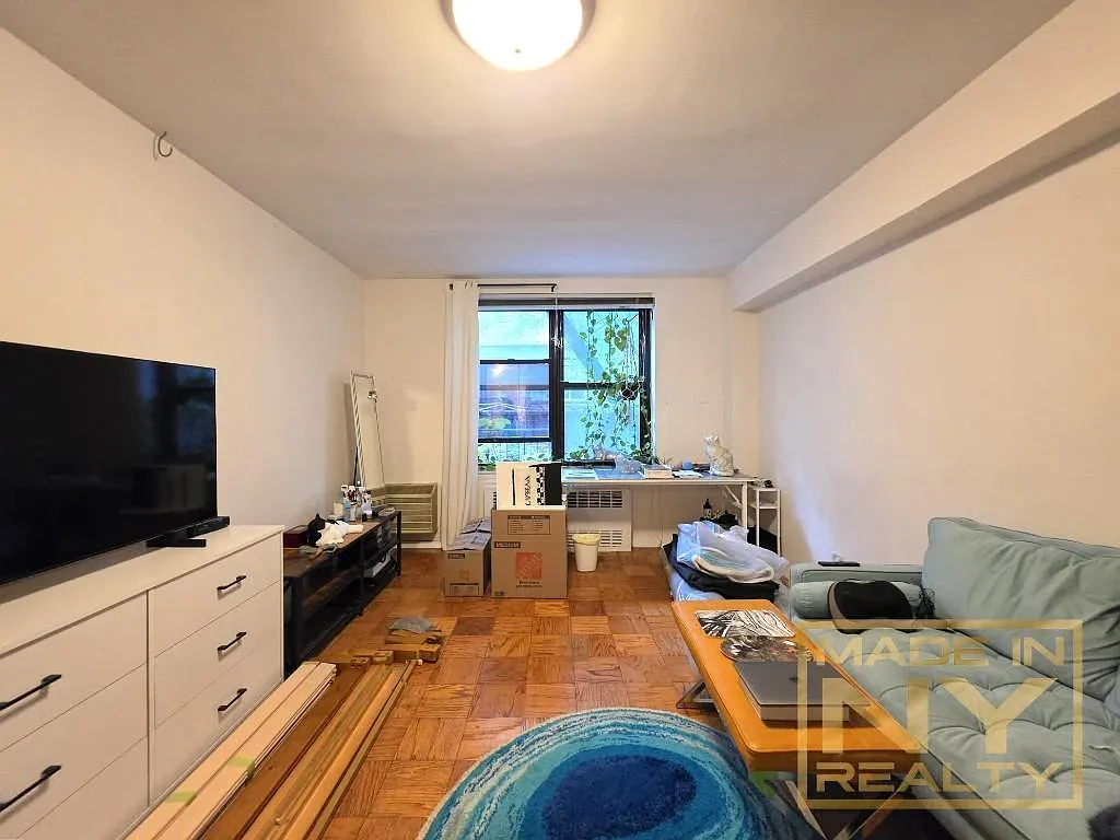 327 West 30th Street — Photo 1