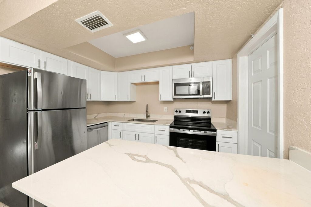2170 NE 1st Ave, photo 5