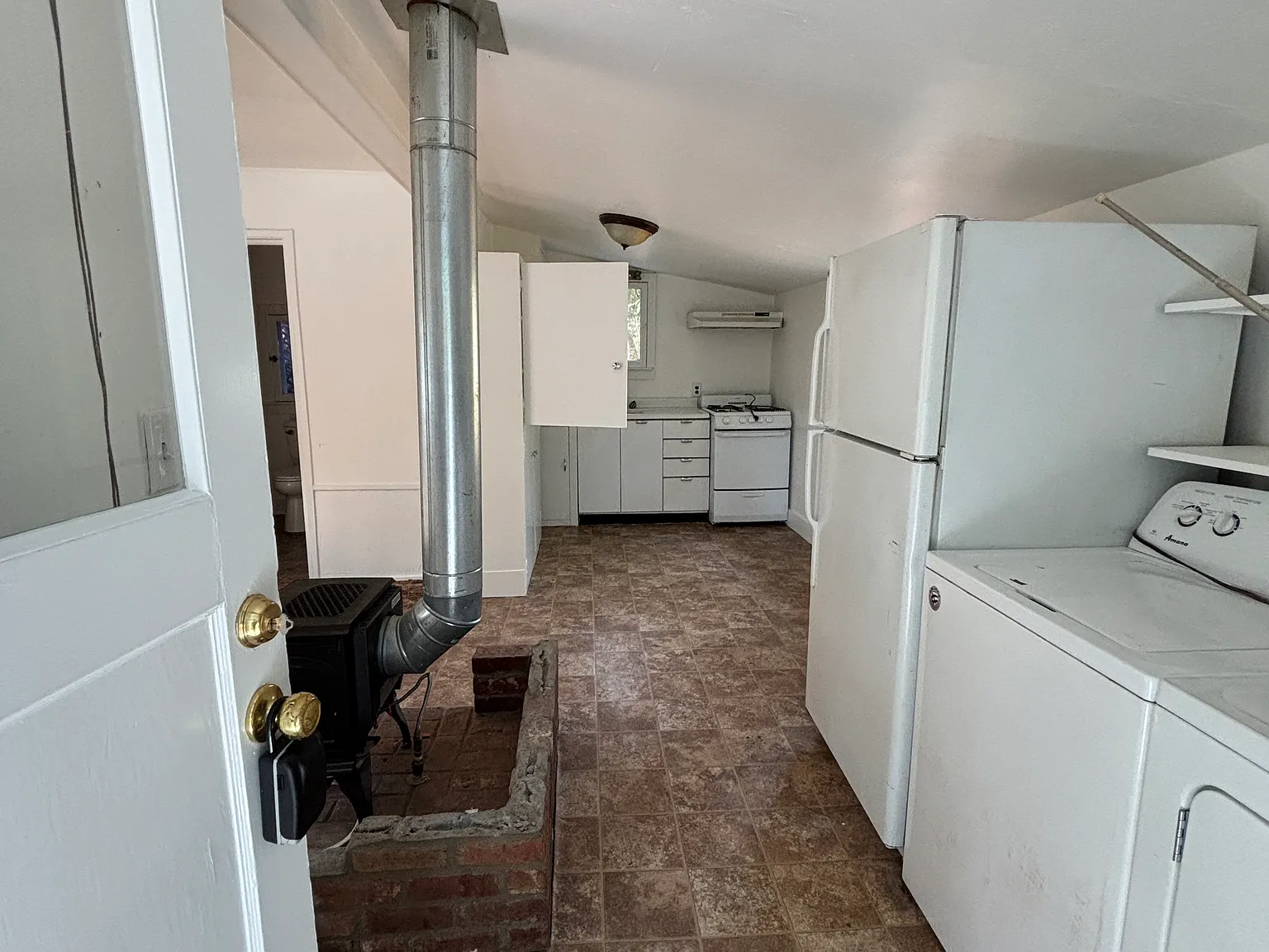 1 bed, 700 sqft, $1,200 — Photo 4