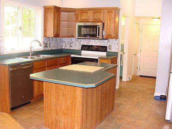 3rd image of 2 Brookstone Dr