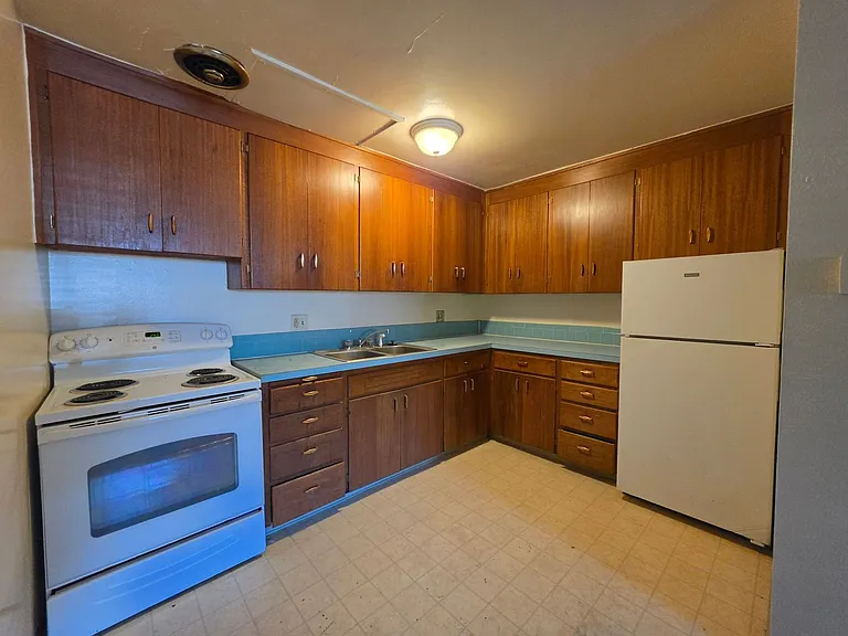 702 Emery — Photo 19