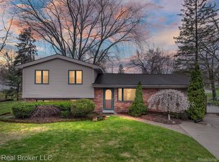 3815 Pomeroy Ave, Waterford, MI 48329