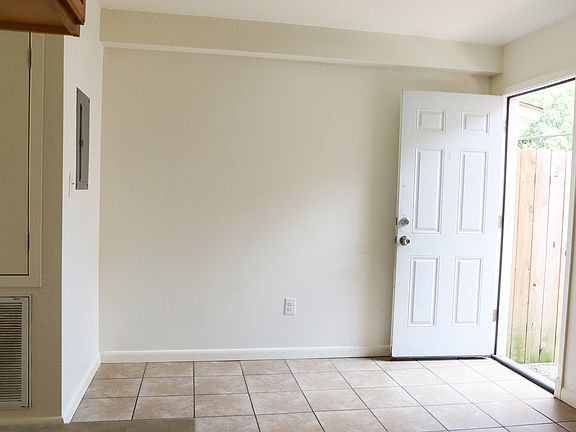 5th image of 637 Farmington Pl #8