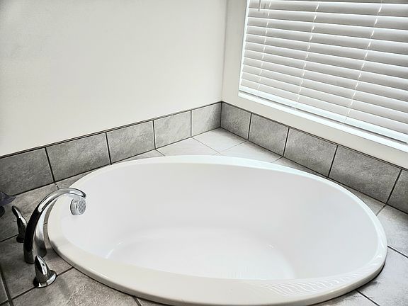 Bath tub at master bath
