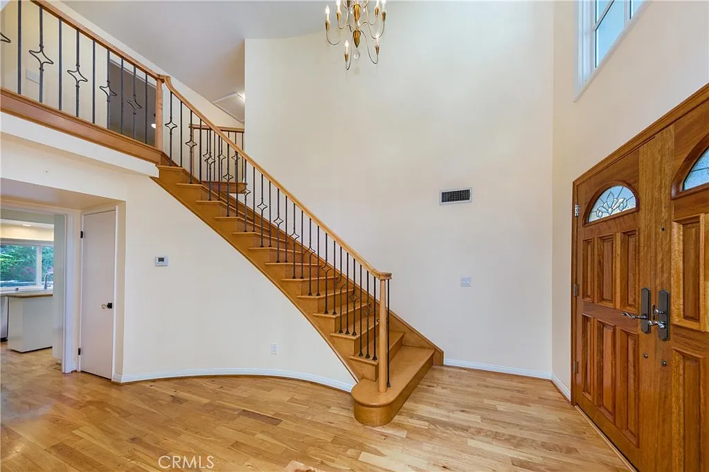 5 bed, 2.5 bath, 2724 sqft, $6,800 — Photo 3