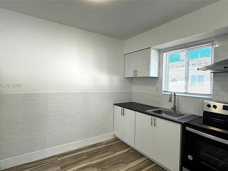 120 NE 55th St #4 — Photo 1