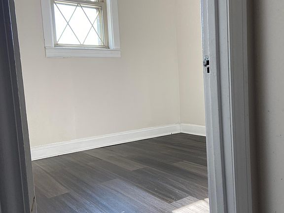 Corner bedroom - no closet