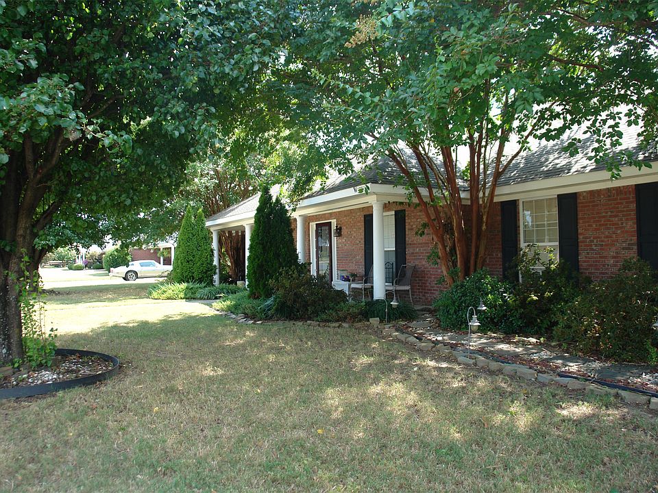 1st image of 2400 Magnolia Park Cir