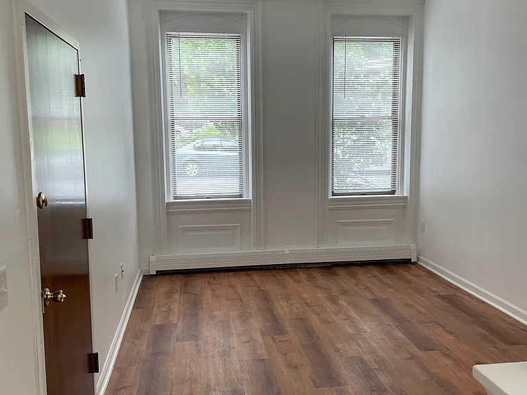 669 Ferry St — Photo 3