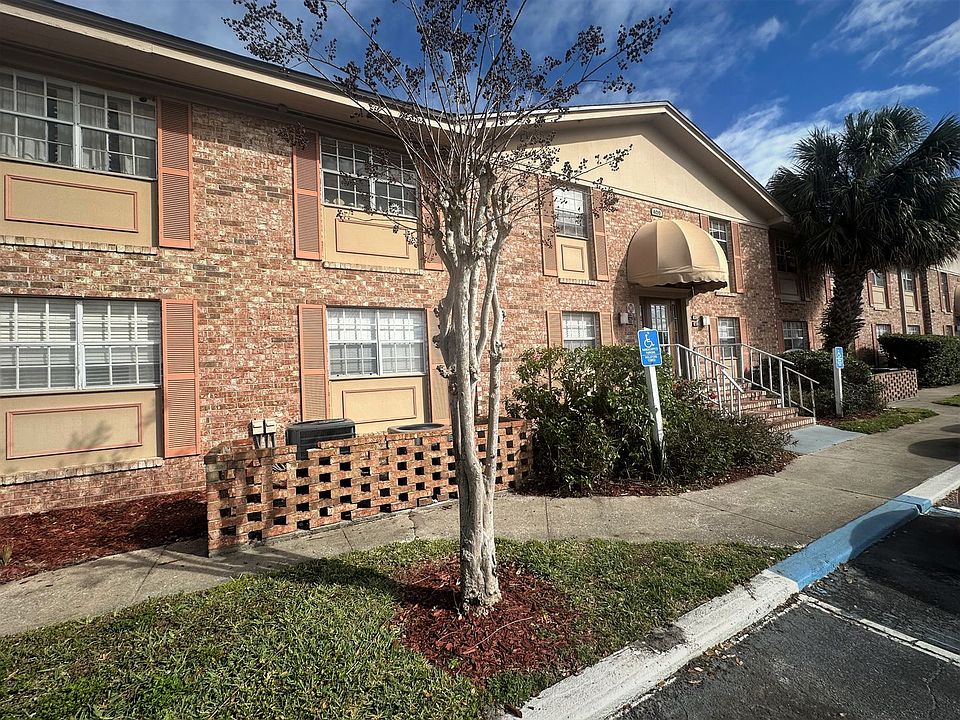 1st image of 400 Banyon Tree Cir APT 102