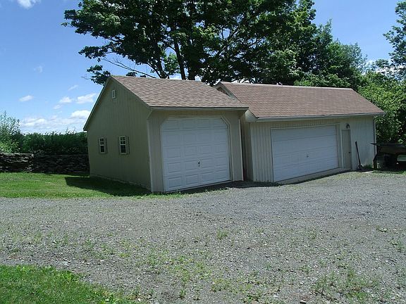2bay garage + 1 bay workshop
1car carriage house