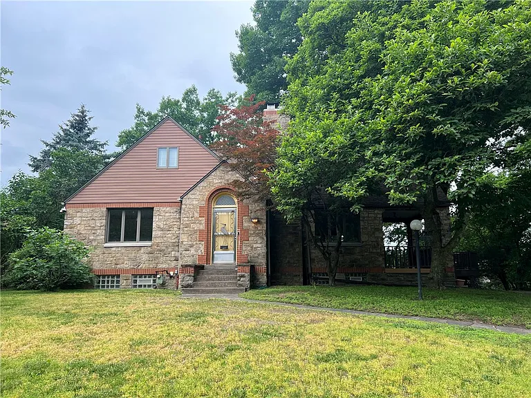 127 Westland Dr — Photo 1