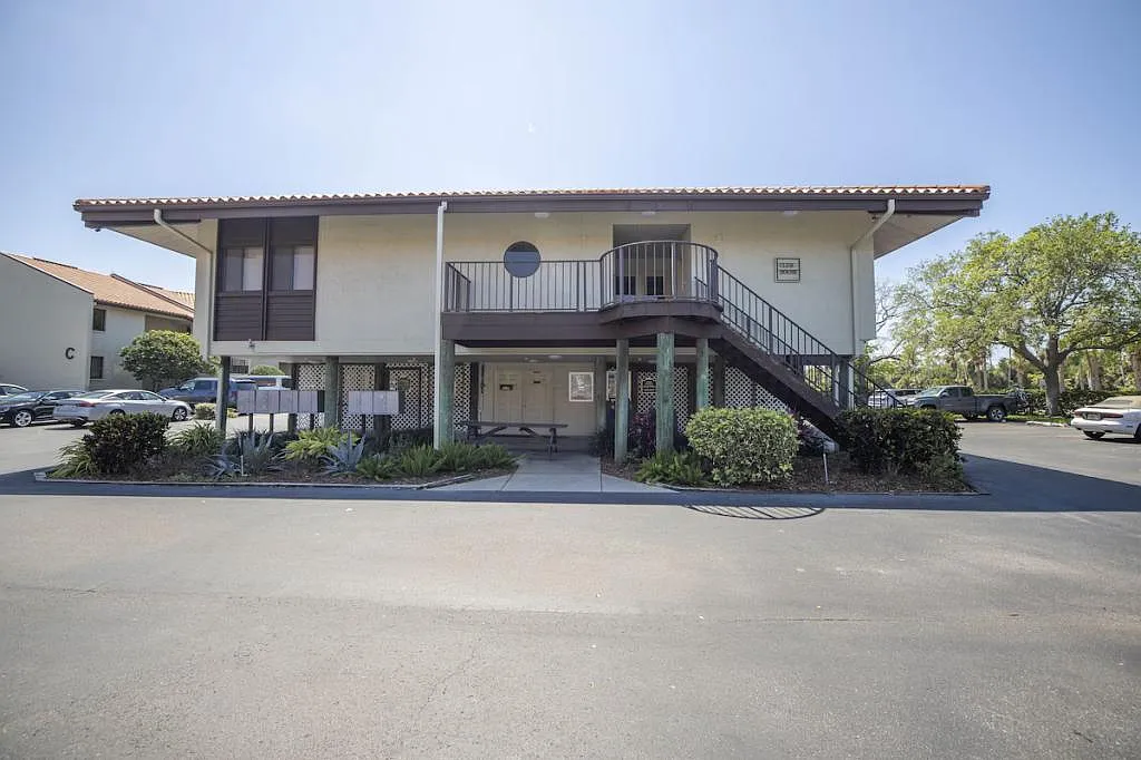 Building Photo - 1515 Pinellas Bayway S