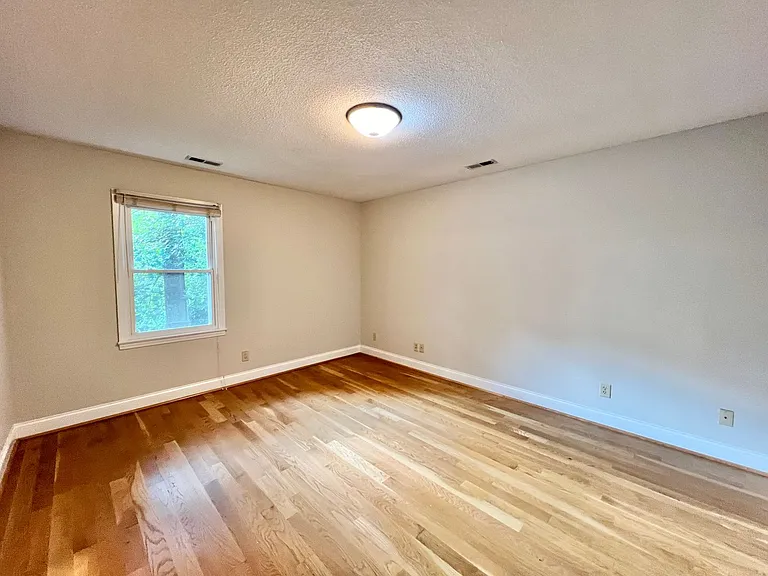 7504 Post Oak Rd — Photo 11