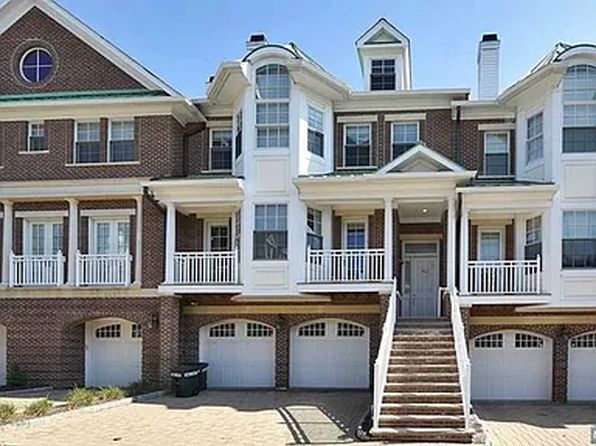 902 Heights Ln
