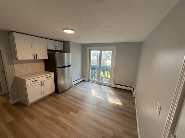 Lake Street Apartments, 35 Lake St APT 4B, Warwick, RI 02886