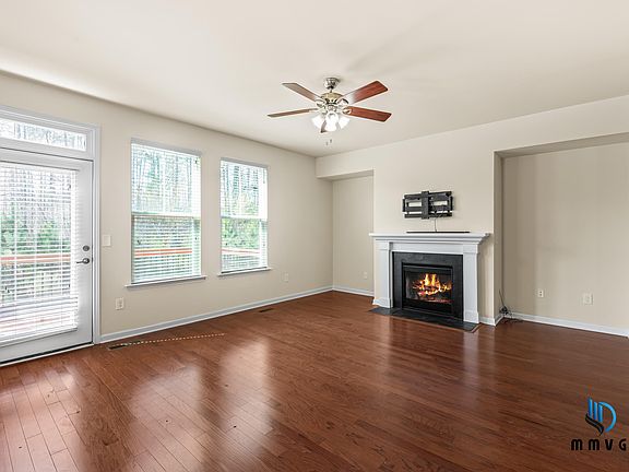 5th image of 701 Edgewater Ridge Ct