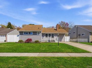27 Jane Dr, North Babylon, NY 11703