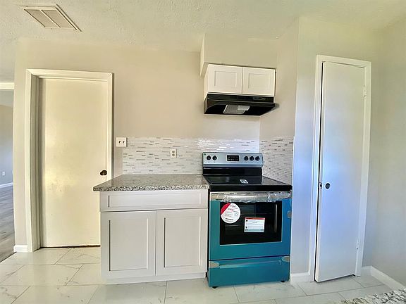 4th image of 11402 Glenwolde Dr