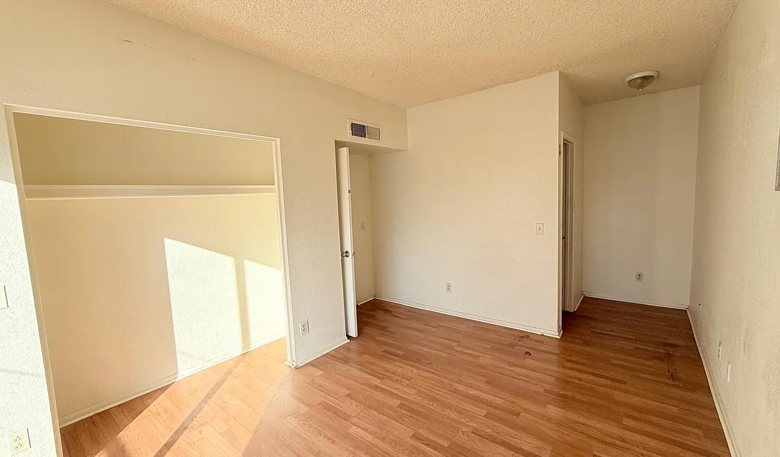 2 bed, 800 sqft, $1,200 — Photo 2