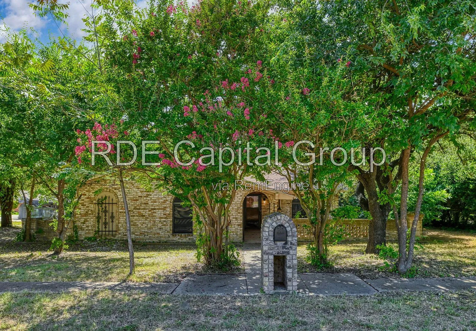 4 bed, 2.0 bath, 2700 sqft, $2,250 — Photo 1
