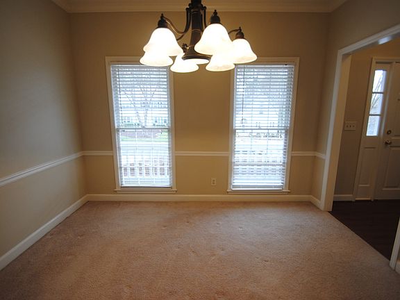 5th image of 440 Meadowfield Trl