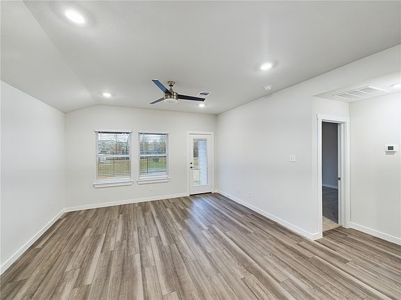 4th image of 958 Lady Bird Ln