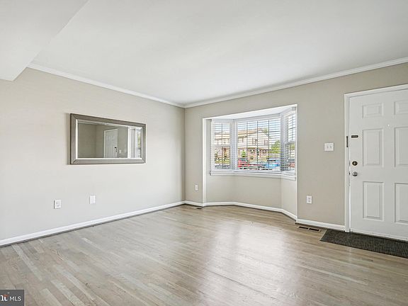 3rd image of 3549 Castle Hill Dr
