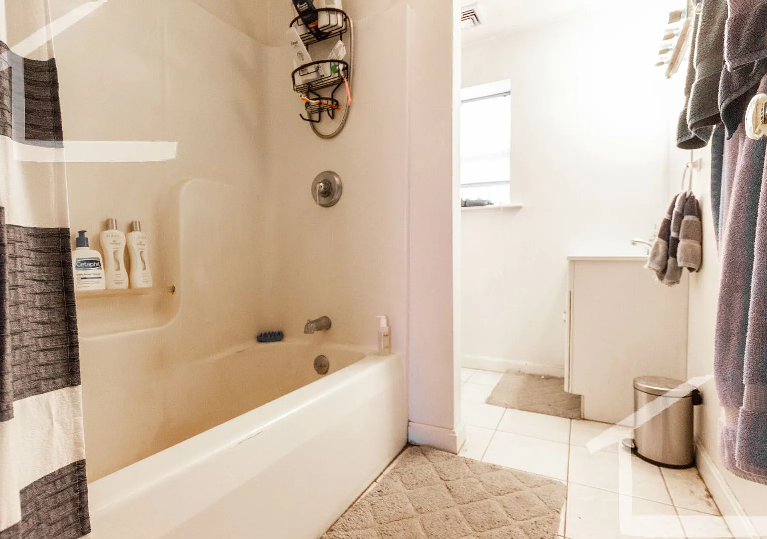 Hott 2 Bed In Allston — Photo 4