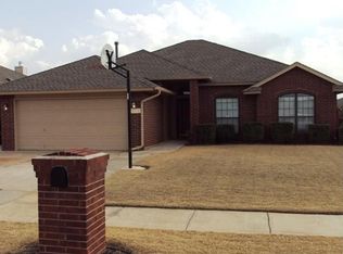 912 SE 37th St, Moore, OK 73160