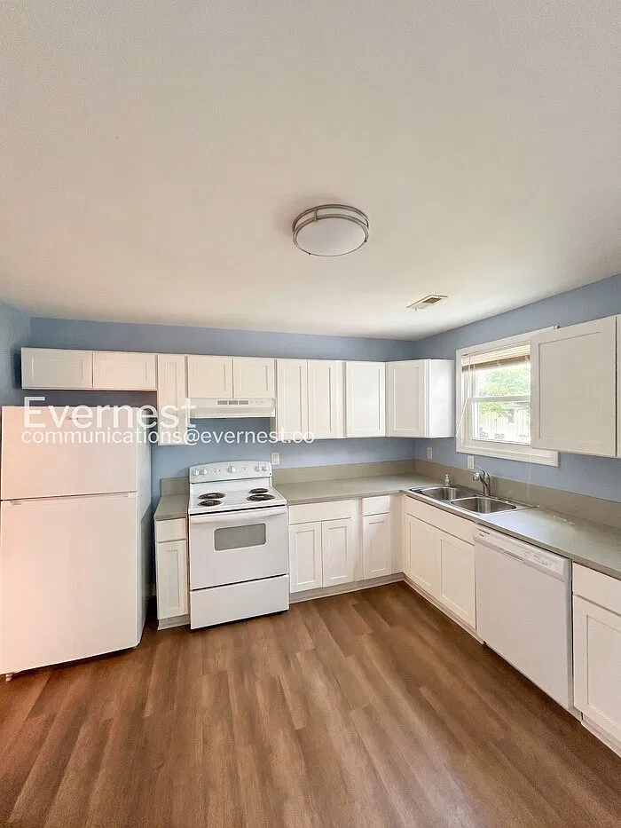 3 bed, 1.0 bath, 950 sqft, $1,745 — Photo 4