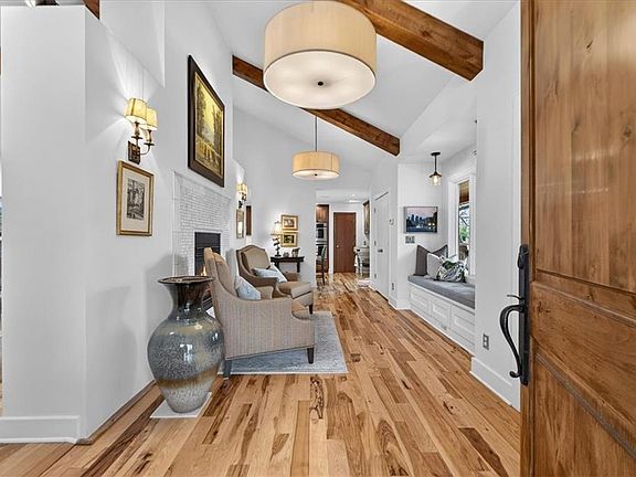 4th image of 235 Hillcrest Rd W