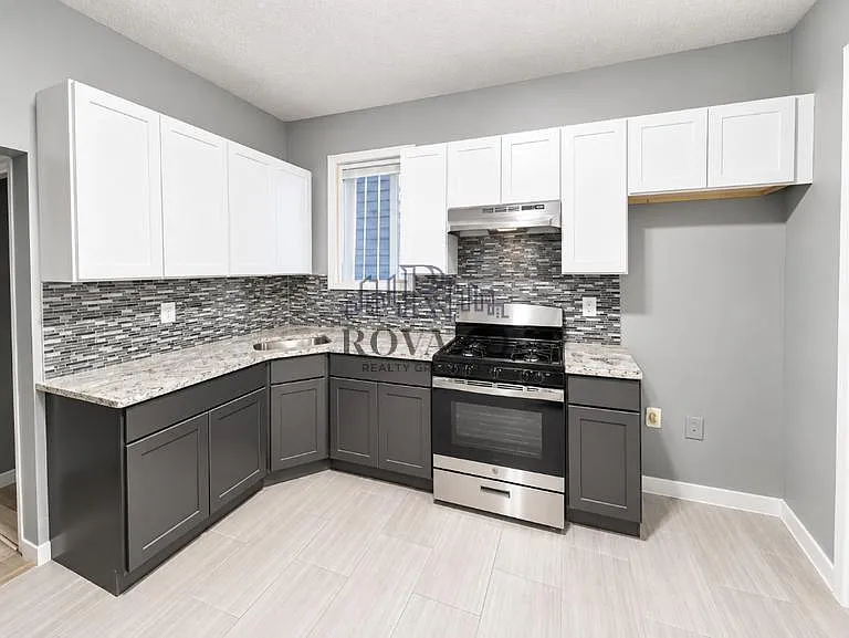 3 bed, 1.5 bath, 800 sqft, $1,995 — Photo 1