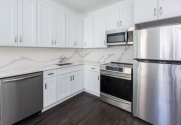 4th image of 246 W 48th St #4B